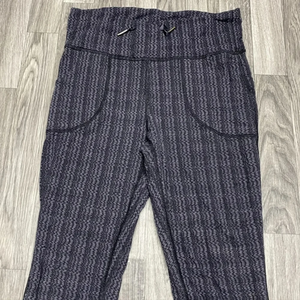 LULULEMON Stretch Tie Waist Black Print Workout Pants - Picture 2 of 6
